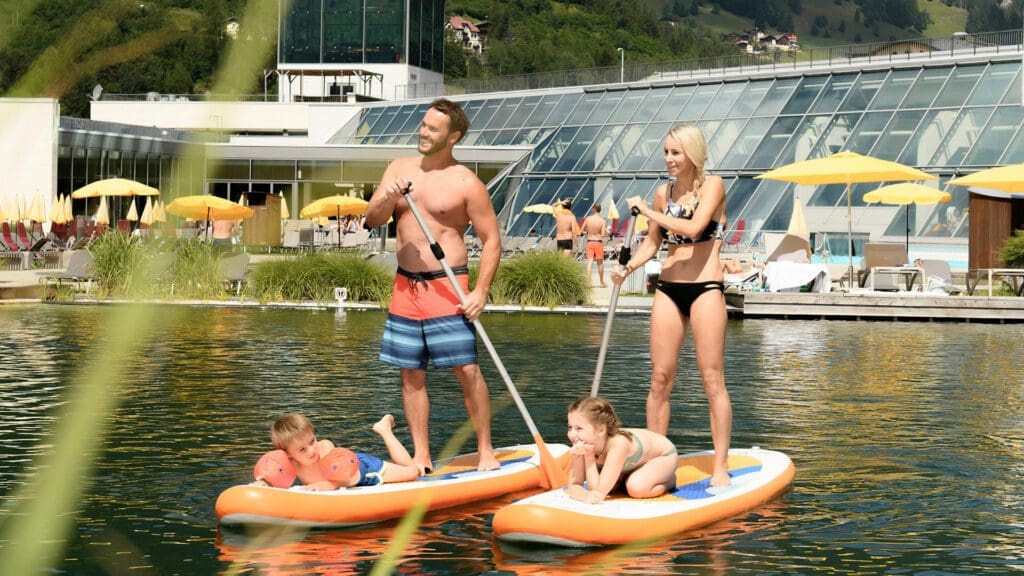 Alpenthermegastein Smaragdsee Sup Familie7 Marktlphotography1920x1080
