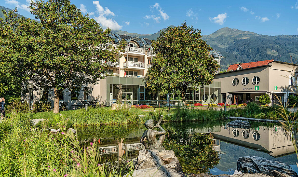 Gepflegte Außenanlage mit Teich vor dem Aktiv- & Gesundheitsresort Das Gxund in Bad Hofgastein